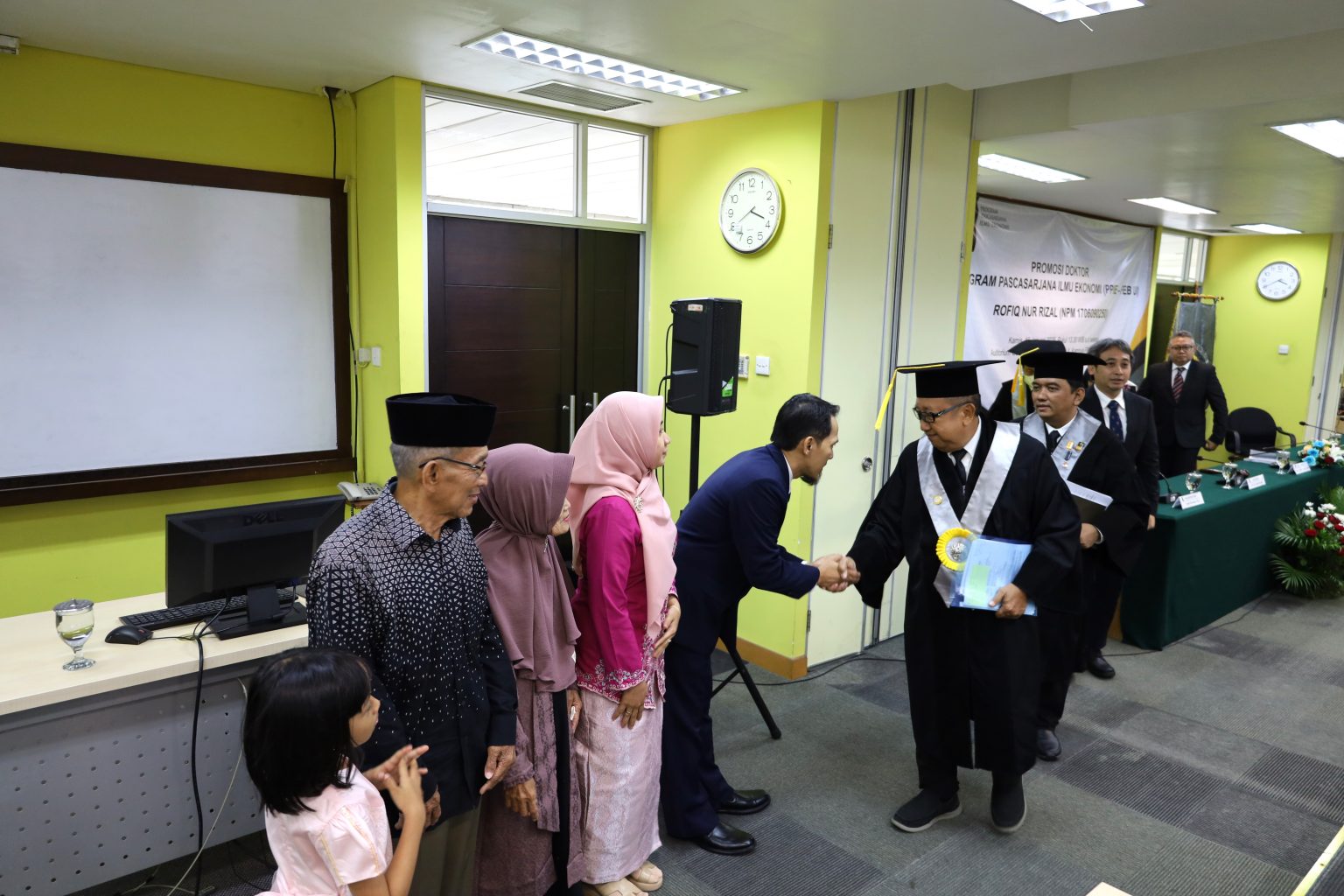 Promosi Doktor PPIE FEB UI, Rofiq Nur Rizal Teliti Kemiskinan Energi ...